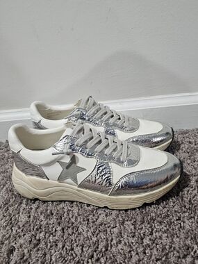 Mi.iM White and Silver Star Accent Sneakers Size 7